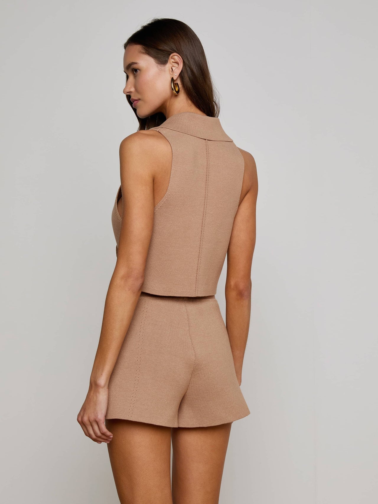 Zadie Knit Vest in Dark Cappuccino/Gold | L'AGENCE online