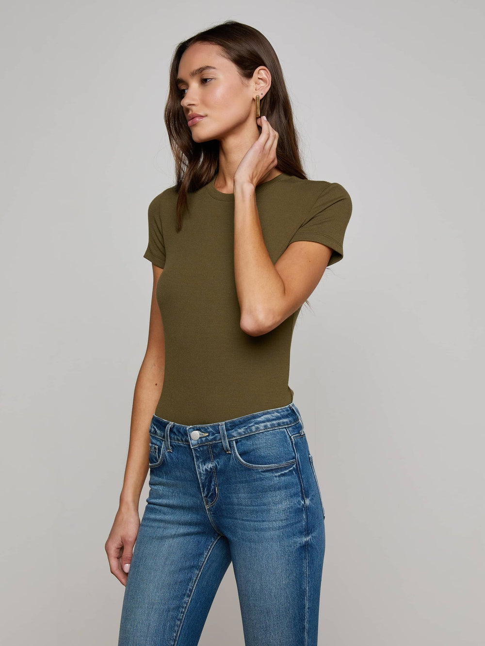 Ressi Fitted Tee in Pine | L'AGENCE online