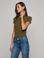 Ressi Fitted Tee in Pine | L'AGENCE online