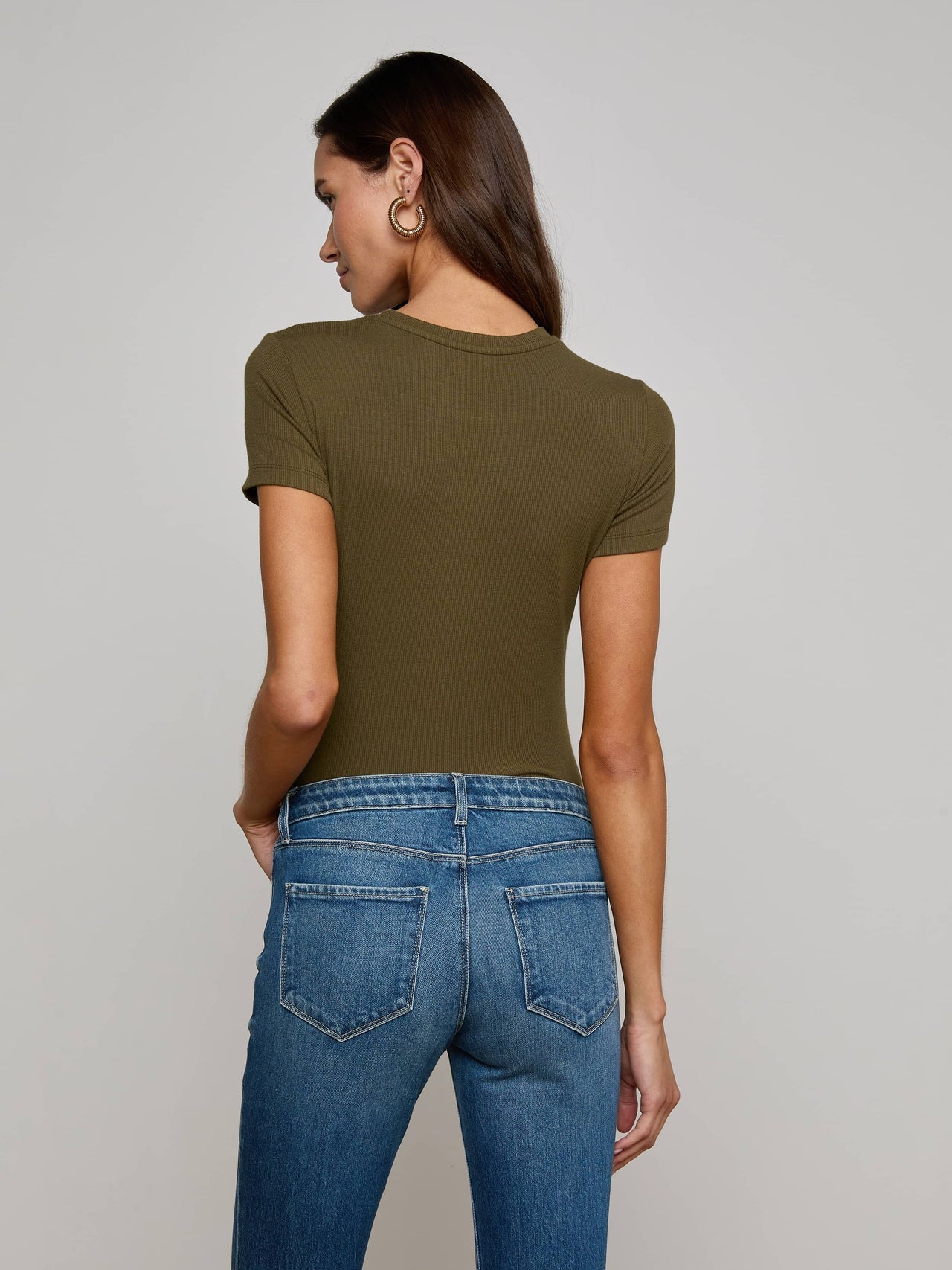 Ressi Fitted Tee in Pine | L'AGENCE online