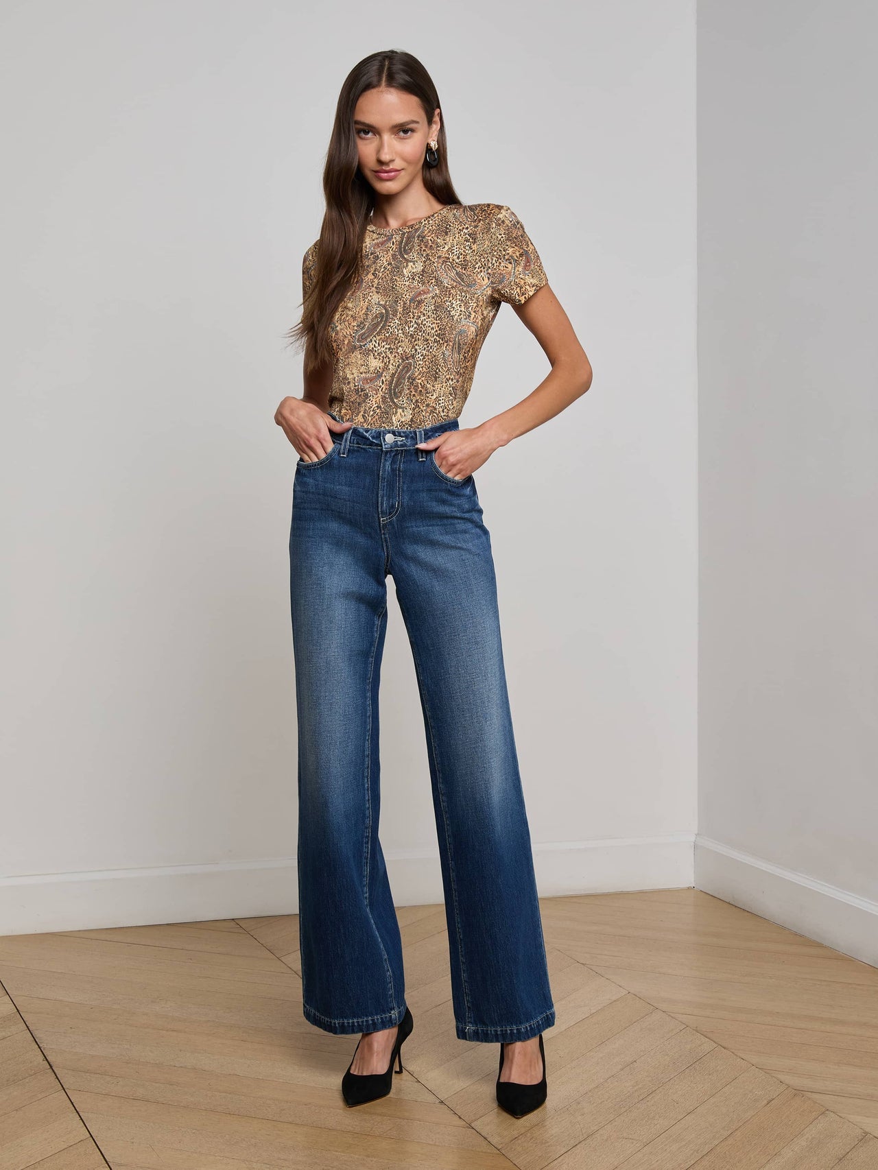 Ressi Fitted Tee in Brown/Blue Valencia Leopard | L'AGENCE online