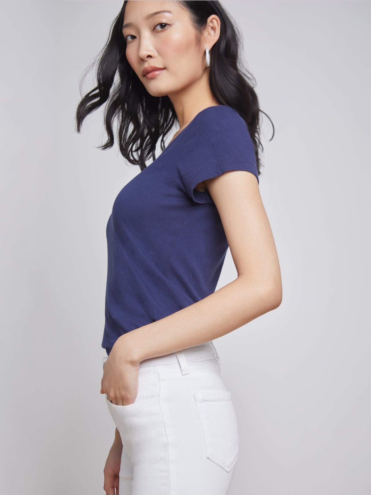 Becca Cotton V-Neck Tee in Navy | L'AGENCE online