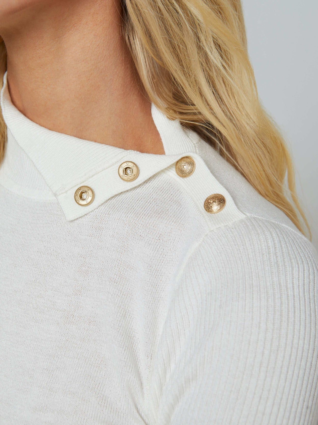 Kamdyn Cropped Turtleneck in Ivory/Gold | L'AGENCE online