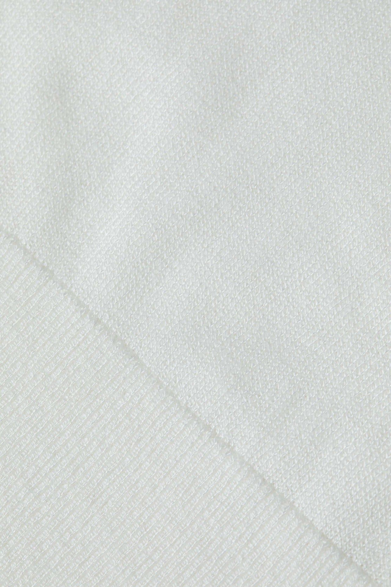 Kamdyn Cropped Turtleneck in Ivory/Gold | L'AGENCE online